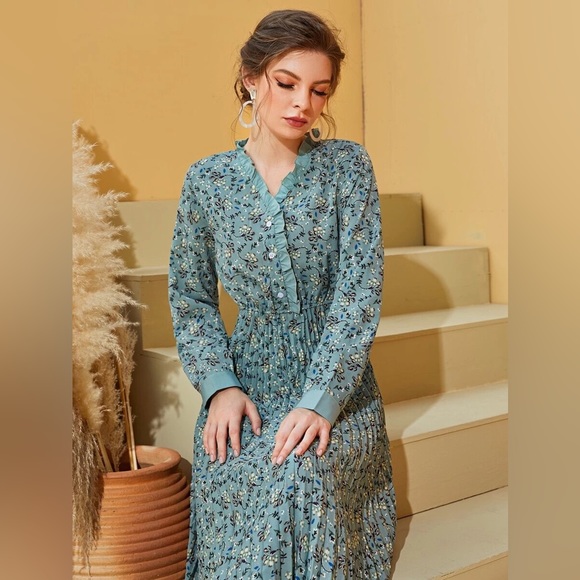 Floral Print Pleated Hem Dress - Picture 4 of 12